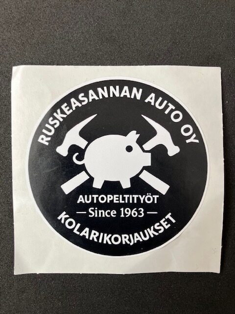Mainostarra yrityksen auton kylkeen